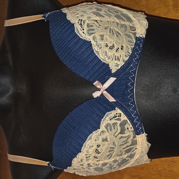 Elegant Cream and Blue Lace Lingerie Set - Picture 3 of 7